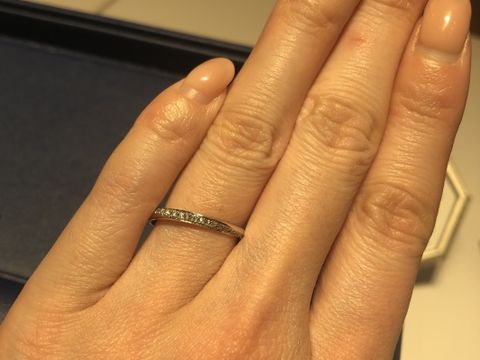 【銀座ダイヤモンドシライシの口コミ】 ダイヤが表面に施されたプラチナの結婚指輪です。ストレートなタイプです…
