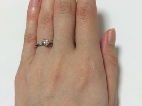 【エクセルコダイヤモンド(EXELCO DIAMOND)の口コミ】 シンプルな形で、ザ・王道なエンゲージリングです。昔から憧れていたイメ…