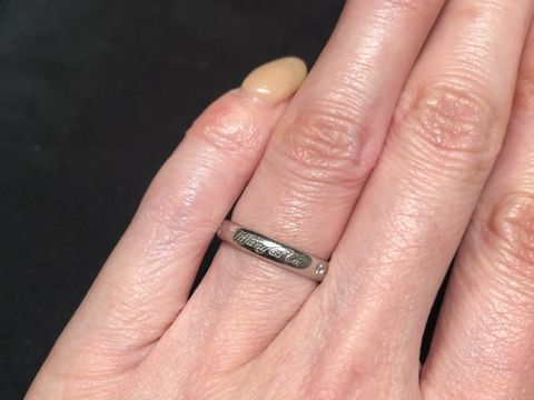 【ティファニー(Tiffany & Co.)の口コミ】 表面にさりげなくロゴが彫られていて、そのロゴの間にダイヤが施されてい…