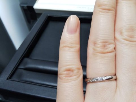 【ラザール ダイヤモンド(LAZARE DIAMOND)の口コミ】 ほどよい太さのある結婚指輪で、石が一つというよりも、もう少し華やかな…