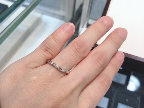 【杢目金屋(もくめがねや)の口コミ】 木目つむぎというデザインで、緩やかなVラインになっているので指を綺麗に…