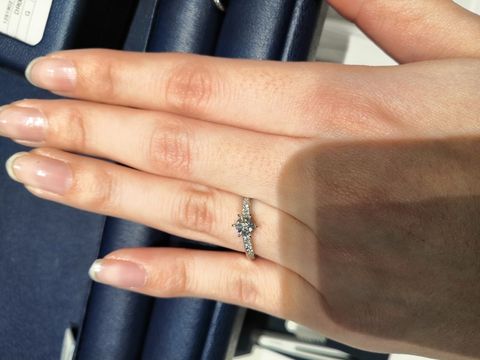 【銀座ダイヤモンドシライシの口コミ】 試着したときのフィット感とデザインが気に入りました。周りのメレダイヤ…