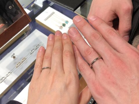 【銀座ダイヤモンドシライシの口コミ】 夫婦で同じデザインで探していました。値段が手頃で、指輪の太さもかなり…