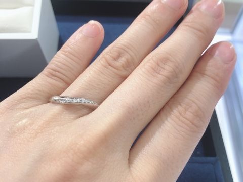 【4℃ BRIDAL(ヨンドシーブライダル)の口コミ】 ウエーブ状のラインがとても綺麗で、指に沿って輝くダイヤがとても印象的…