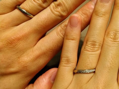 【4℃ BRIDAL(ヨンドシーブライダル)の口コミ】 ストレートライン、細めのデザインではありますがダイヤモンドが大きめで…