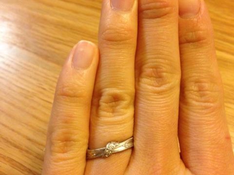 【GALA JEWELRY(ガラジュエリー)の口コミ】 リボンの結び目のような、ほかにはない独創性のあるデザインが決め手とな…