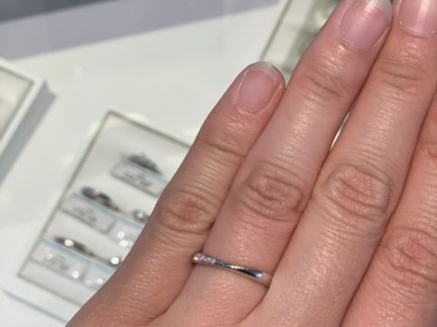 【銀座ダイヤモンドシライシの口コミ】 シンプルなデザインですが、他にはあまりない指輪の形状でした。アシンメ…