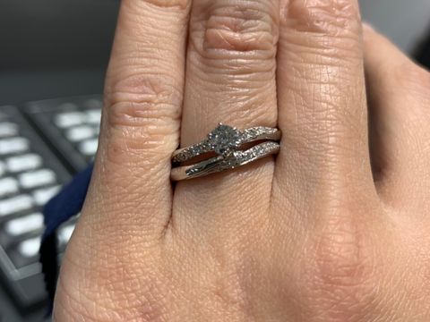【エクセルコダイヤモンド(EXELCO DIAMOND)の口コミ】 婚約指輪と結婚指輪のセットで探していたので、セットになっているのを出…