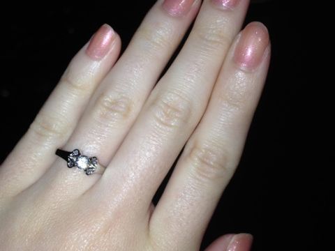 【カルティエ(Cartier)の口コミ】 婚約指輪として一般的な一粒ダイヤのものより、
長く使えるようデザイン性…