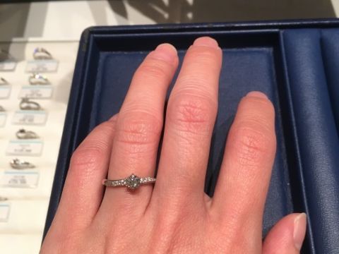 【銀座ダイヤモンドシライシの口コミ】 最初に来店したお店でした。普段使いできるものを探していたのでザ婚約指…