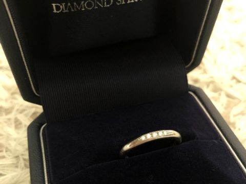 【銀座ダイヤモンドシライシの口コミ】 小さなダイヤモンドが５個ついています。指輪の輪郭に沿って流れるような…
