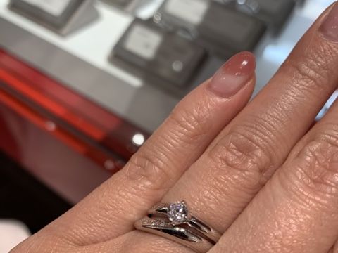 【AFFLUX(アフラックス)の口コミ】 結婚指輪と婚約指輪を同時にセットリングとして使用できるのがポイント。…