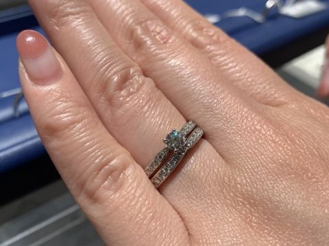 【銀座ダイヤモンドシライシの口コミ】 シンプルなストレートタイプのリングです。デザインはシンプルですがセッ…