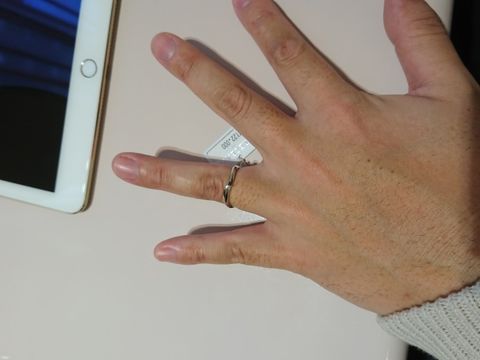 【ラザール ダイヤモンド(LAZARE DIAMOND)の口コミ】 デザインが非常に好みの形をしており、購入を決めました。
波型のマリッジ…