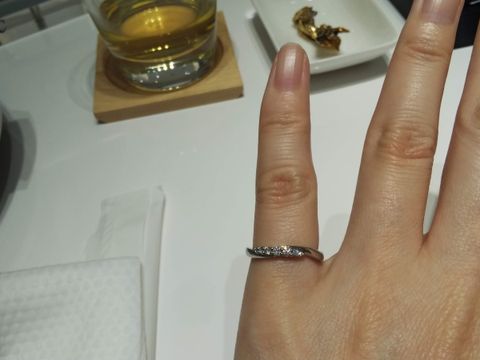 【4℃ BRIDAL(ヨンドシーブライダル)の口コミ】 流れるようなダイアモンドのきらめきがすてきな指輪です。いくつか試着さ…