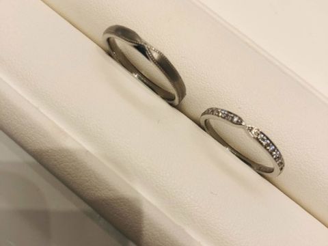 【HOSHI no SUNA 星の砂(ほしのすな)の口コミ】 デザインがとても気に入りました。シンプルなデザインが多い結婚指輪です…