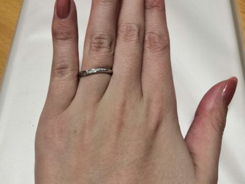 【銀座ダイヤモンドシライシの口コミ】 試着したときのフィット感とデザインが気に入りました。婚約指輪とセット…