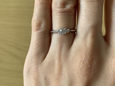 【ラザール ダイヤモンド(LAZARE DIAMOND)の口コミ】 普段から重ね付けできる物を探していました。そのため仰々しいデザインや…