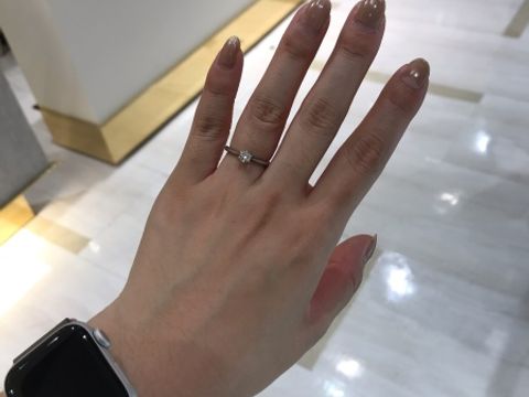 【4℃ BRIDAL(ヨンドシーブライダル)の口コミ】 ハーフエタニティと重ね付けして使いたかったので、シンプルなデザインに…