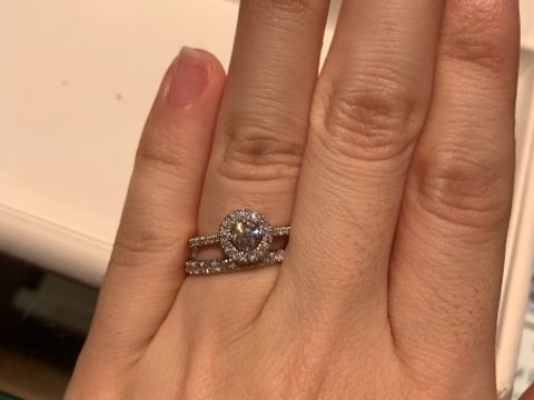 【I's stone(アイズストーン)の口コミ】 メインのダイヤモンドをパヴェダイヤモンドで取り巻いたデザインの指輪を…