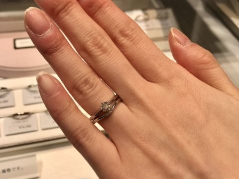 【アイプリモ(I-PRIMO)の口コミ】 婚約指輪を先に購入したので、自分の指が1番きれいに見える形に加えて、婚…