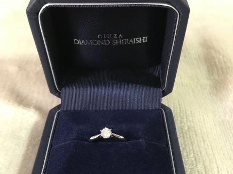 【銀座ダイヤモンドシライシの口コミ】 シンプルなストレートの一粒ダイヤモンドで探していました。土台部分に光…