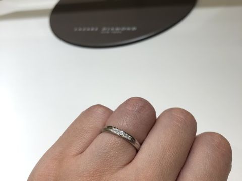 【ラザール ダイヤモンド(LAZARE DIAMOND)の口コミ】 ダイヤが綺麗に輝いています。5個のダイヤがあり、付けたときギラギラしす…