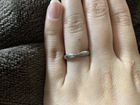 【ティファニー(Tiffany & Co.)の口コミ】 婚約指輪と合わせやすいように、また普段使いやすいように、ダイヤのつい…