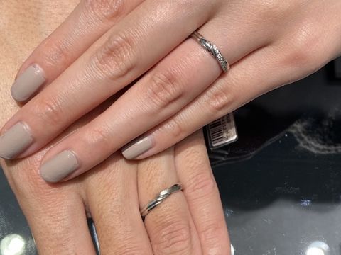 【エクセルコダイヤモンド(EXELCO DIAMOND)の口コミ】 元々は私も彼もストレートタイプのシンプルなデザインの指輪を探していま…