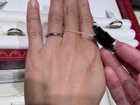 【カルティエ(Cartier)の口コミ】 シンプルなデザインであり、
仕事中でも着けやすいことかと思います。
ま…