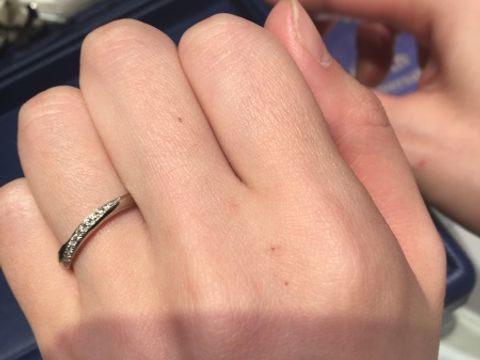 【銀座ダイヤモンドシライシの口コミ】 緩やかなウェーブにメレダイヤのデザインが上品です。シンプルながら、シ…