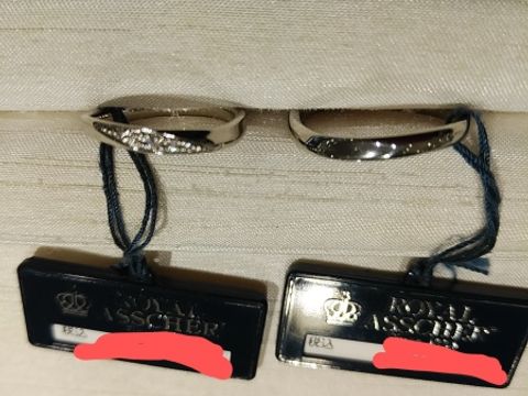 【ROYAL ASSCHER(ロイヤル・アッシャー)の口コミ】 少しウェーブの入ったデザインです。
女性はメレダイヤつきになっています…