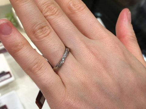 【ROCCA(ロッカ)の口コミ】 細身の指輪でウェーブ、中央にダイヤモンドが並んでいてつけ心地がよいも…