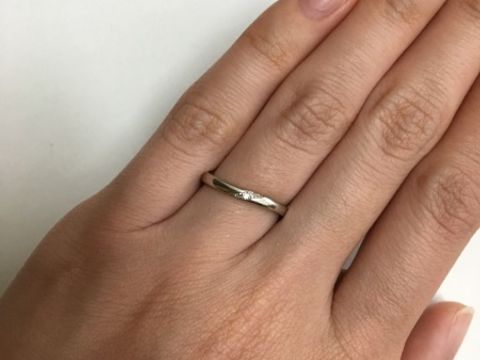 【アイプリモ(I-PRIMO)の口コミ】 小さなダイヤが斜めに入っており、指輪を横から見てもダイヤが見えて輝く&…