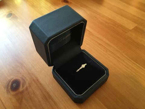 【銀座ダイヤモンドシライシの口コミ】 シンプルなデザインの婚約指輪が多い中、リング自体にもダイアモンドが散…