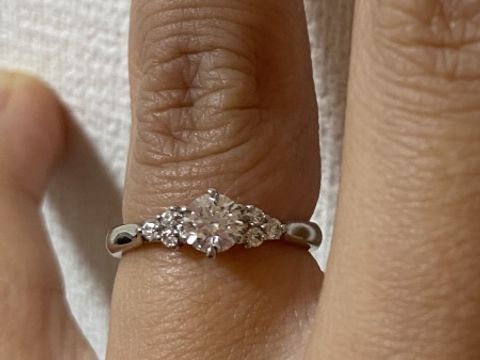 【銀座ダイヤモンドシライシの口コミ】 ちょうどフェアをされていたので、ダイヤのグレードアップをして頂き、考…