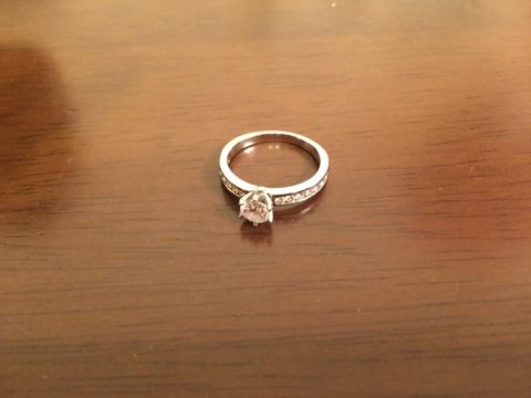 【ティファニー(Tiffany & Co.)の口コミ】 いくつものお店を見に行ったなかで、シンプルな一粒ダイヤの輝きが周りに…
