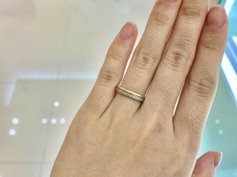 【4℃ BRIDAL(ヨンドシーブライダル)の口コミ】 細かなメレダイヤのハーフエタニティと、イエローゴールドのコンビカラー…