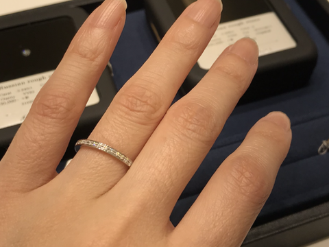 【4℃ BRIDAL(ヨンドシーブライダル)の口コミ】 ずっとエタニティリングを探していました。日常付けなので、凹凸の少ない…