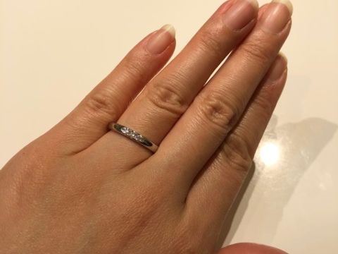 【4℃ BRIDAL(ヨンドシーブライダル)の口コミ】 婚約指輪のハーフエタニティとの重ね付けができるストレートラインでダイ…