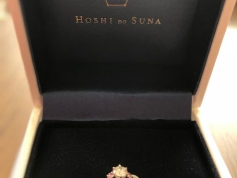 【HOSHI no SUNA 星の砂(ほしのすな)の口コミ】 価格もデザインも似た指輪があり、どれがいいのかとても悩みました。気に…