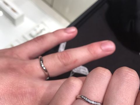 【ティファニー(Tiffany & Co.)の口コミ】 丸みのあるフォルムで、ダイヤがさり気なく光ります。真っ直ぐの平行らい…