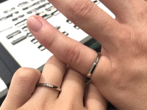 【ラザール ダイヤモンド(LAZARE DIAMOND)の口コミ】 シンプルデザインで、ストーンが少しはいっています。ストーンの数はその…