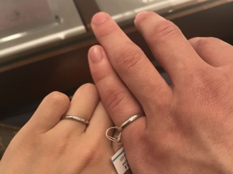 【銀座ダイヤモンドシライシの口コミ】 他の店舗でみるストーンよりも、さり気なく光り、手に馴染んだから。主人…