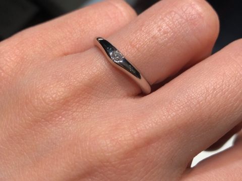 【ラザール ダイヤモンド(LAZARE DIAMOND)の口コミ】 特に2点あげます。
①ダイヤモンド
一石でも強い輝きをセンターに着いたダ…