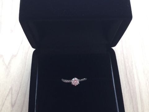 【日本ダイヤモンド貿易の口コミ】 中心のダイヤにこだわって指輪を決めました。ダイヤの価値を決める4C全て…