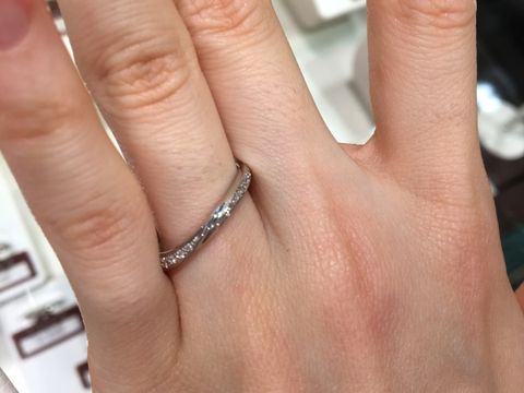 【ROCCA(ロッカ)の口コミ】 細身のウェーブのリングで、中央にライン状にダイヤが並んでいるもので、…