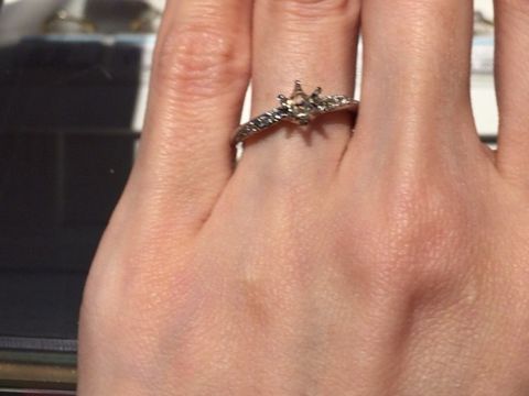 【銀座ダイヤモンドシライシの口コミ】 S字のウェーブ＋ねじったようなデザインのため指輪に立体感があります。中…