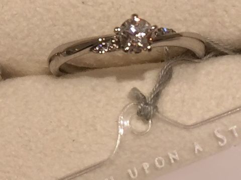 【festaria bijou SOPHIA(フェスタリア ビジュソフィア)の口コミ】 中央のダイヤの左右に小さいダイヤが付いているデザイン。デザインはシン…