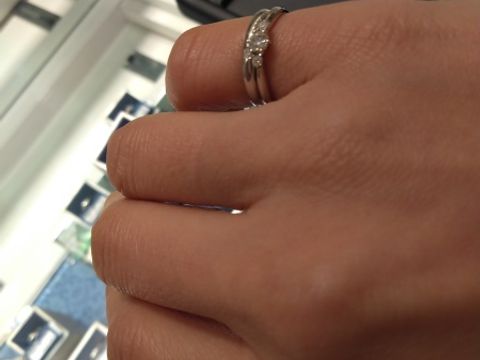 【Something Blue(サムシングブルー)の口コミ】 クラシカルな素敵なデザインのセットリングです。
婚約指輪の方は中央が少…